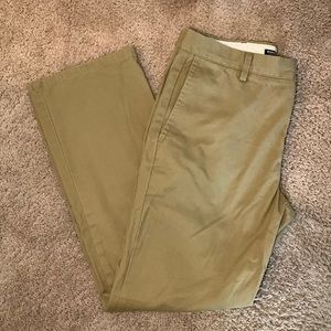 BRAND NEW dockers khaki pants! 32/30 - NEVER WORN!